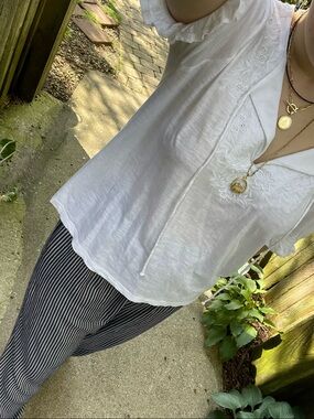 Embroidered romantic blouse with ties